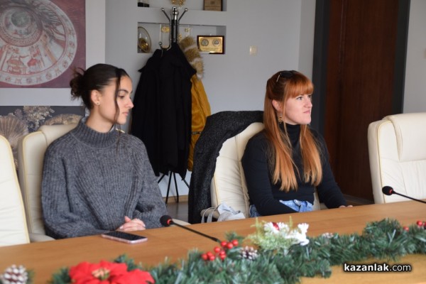 Наградиха Габриела Гроздева - победител в  конкурса за изработка на лого на Академия за таланти в село Розово