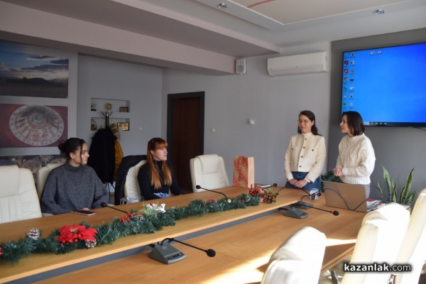 Наградиха Габриела Гроздева - победител в  конкурса за изработка на лого на Академия за таланти в село Розово