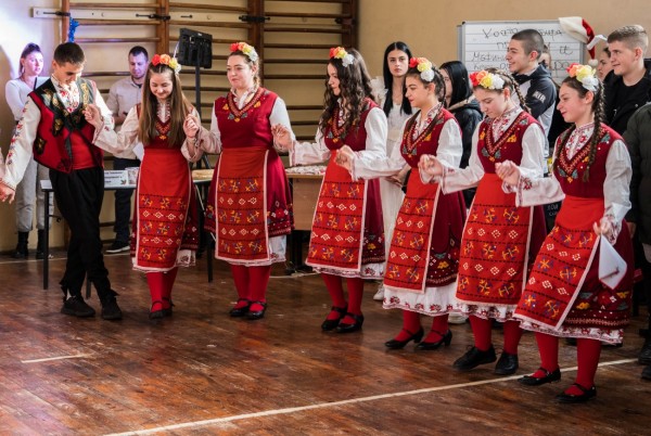 Традиционният благотворителен базар „Коледа в ПГЛПТ“ събра 1780 лева в подкрепа на благородна кауза