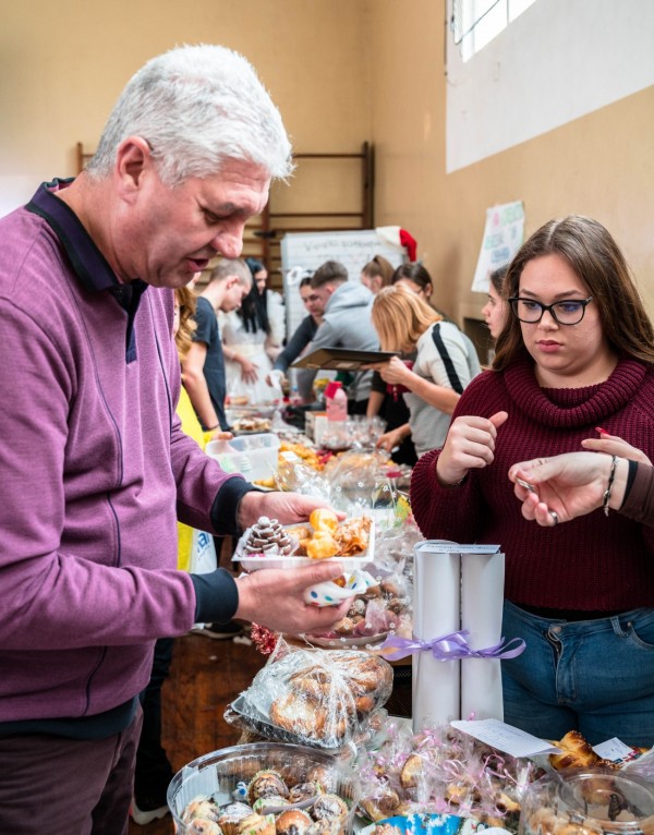 Традиционният благотворителен базар „Коледа в ПГЛПТ“ събра 1780 лева в подкрепа на благородна кауза
