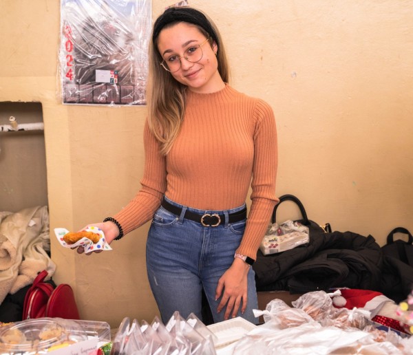 Традиционният благотворителен базар „Коледа в ПГЛПТ“ събра 1780 лева в подкрепа на благородна кауза