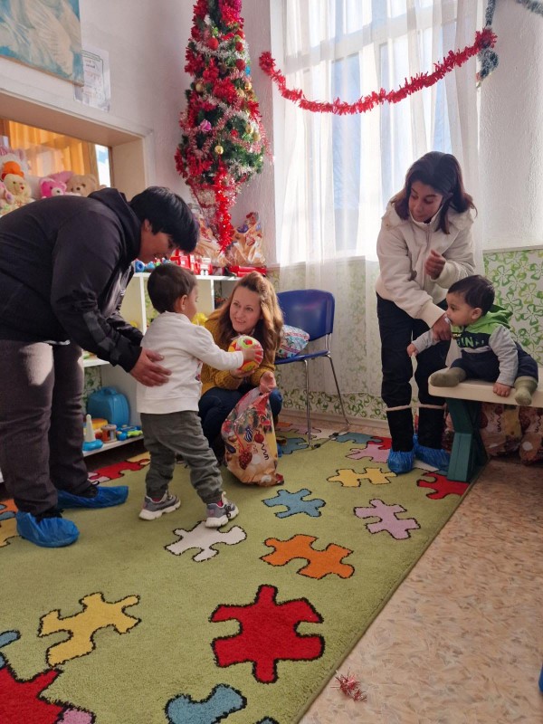 Коледни подаръци от кмета на Община Казанлък за децата в къщите на семействата