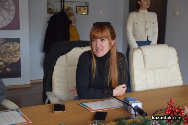 Наградиха Габриела Гроздева - победител в  конкурса за изработка на лого на Академия за таланти в село Розово