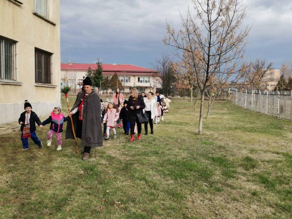 Коледарчета от ДГ “Детелина“ поздравиха военнослужещите от район Казанлък на 61 Механизирана бригада