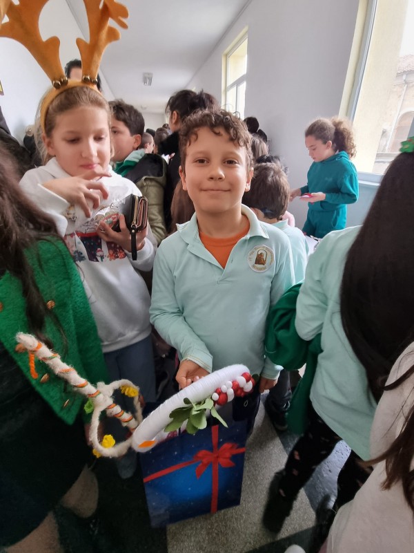 Благотворителен базар в ОУ “Св. Паисий Хиендарски“ събра 3660 лева в подкрепа на дете от училището 