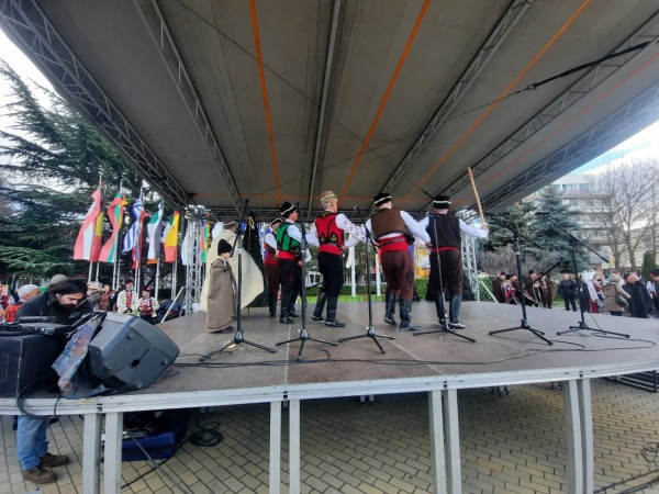 Стани нине, господине, Бог да дава в тая къща злато-берекет, на децата ти сполука и добър късмет!