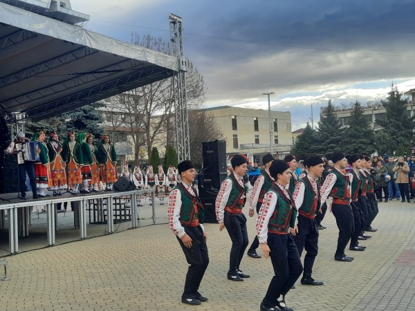 Стани нине, господине, Бог да дава в тая къща злато-берекет, на децата ти сполука и добър късмет!