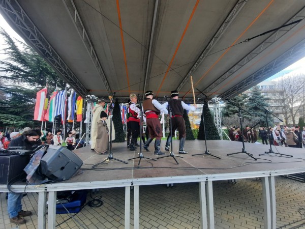 Стани нине, господине, Бог да дава в тая къща злато-берекет, на децата ти сполука и добър късмет!