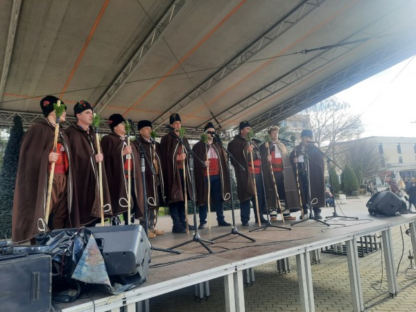 Стани нине, господине, Бог да дава в тая къща злато-берекет, на децата ти сполука и добър късмет!