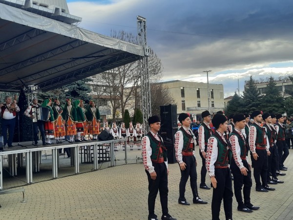 Стани нине, господине, Бог да дава в тая къща злато-берекет, на децата ти сполука и добър късмет!