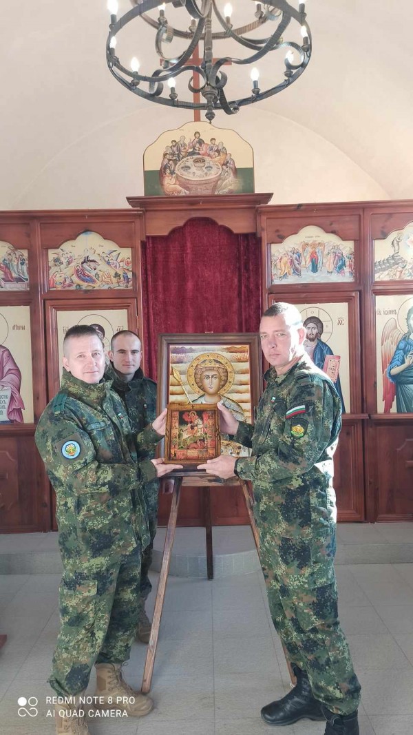 Военни завърнали се от мисия, дариха икони на параклисите в Казанлък и Карлово