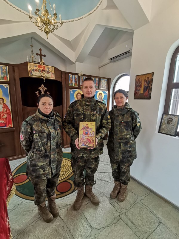 Военни завърнали се от мисия, дариха икони на параклисите в Казанлък и Карлово