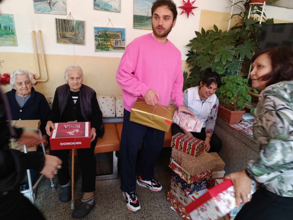 Казанлък се обедини в инициативите „Помощник на Дядо Коледа” и „Кутия пълна с щастие”