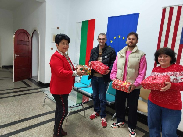 Казанлък се обедини в инициативите „Помощник на Дядо Коледа” и „Кутия пълна с щастие”