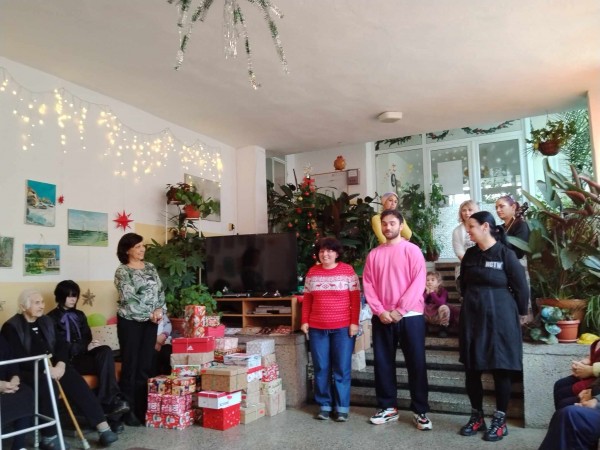 Казанлък се обедини в инициативите „Помощник на Дядо Коледа” и „Кутия пълна с щастие”