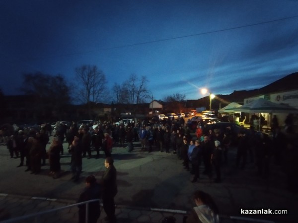 Жители на Кънчево излязоха на протест срещу инвестиционно намерение на частна фирма за изграждане на фотоволтаичен парк / Новини от Казанлък