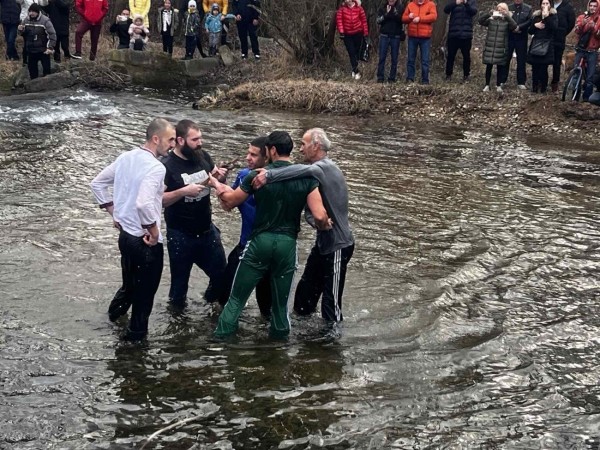 Ученик спаси кръста в Павел баня 