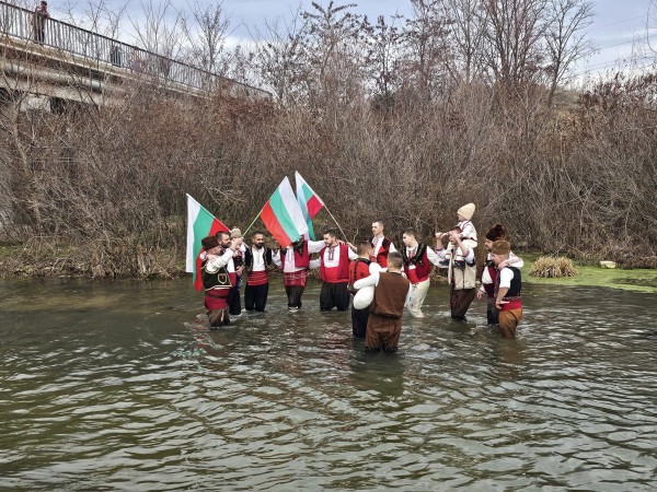 В Бузовград 22–годишният Пламен Ганчев  хвана богоявленския кръст
