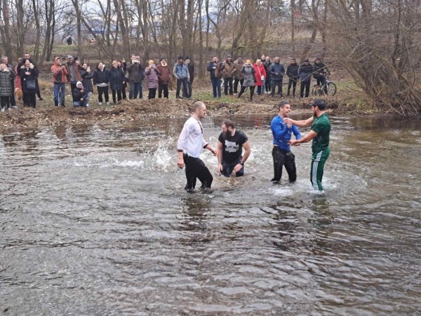 Ученик спаси кръста в Павел баня 