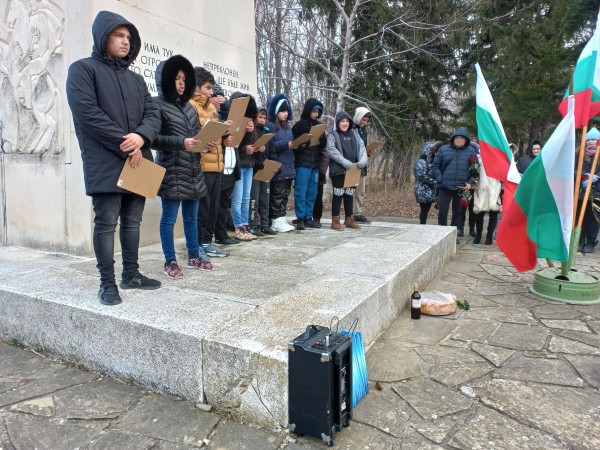 Цветя и поклон за загиналите в боевете при Шипка и Шейново