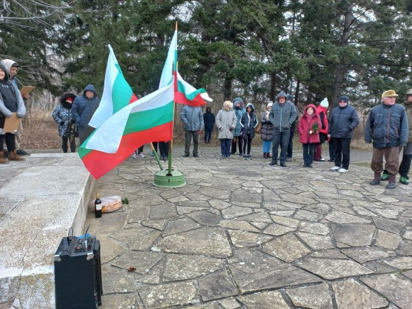 Цветя и поклон за загиналите в боевете при Шипка и Шейново