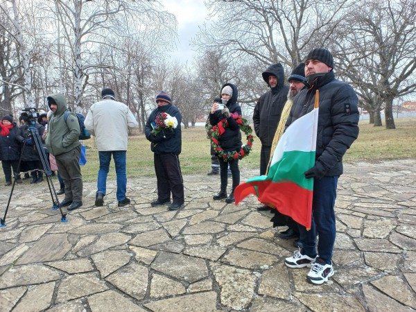 Цветя и поклон за загиналите в боевете при Шипка и Шейново