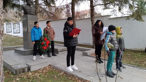 Цветя и поклон за загиналите в боевете при Шипка и Шейново