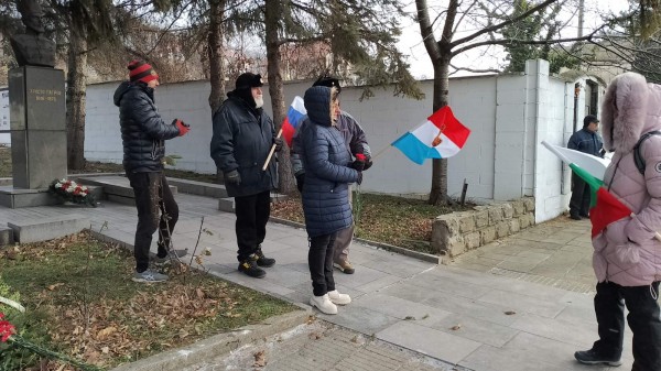 Цветя и поклон за загиналите в боевете при Шипка и Шейново