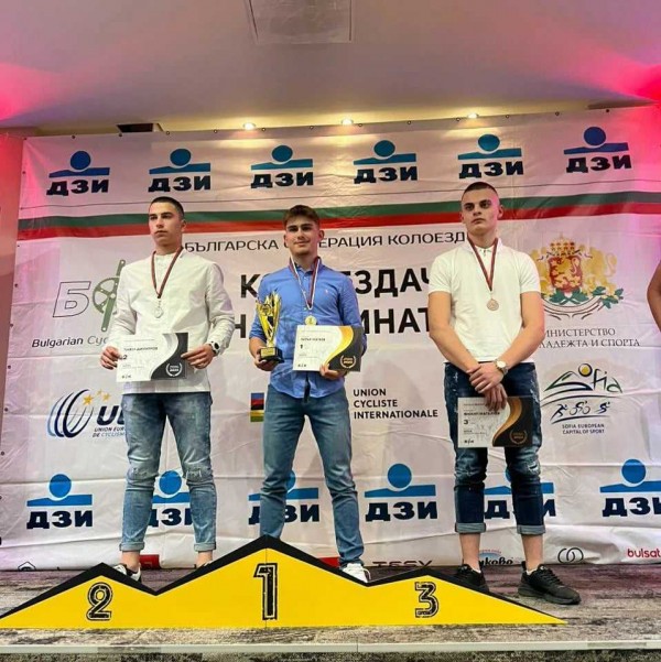 Състезателите от Казанлък обраха наградите на колоездачната федерация