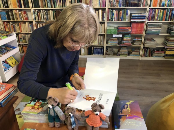 Първокласниците от ОУ “Свети Паисий Хилендарски“ гостуваха в библиотека “Искра“