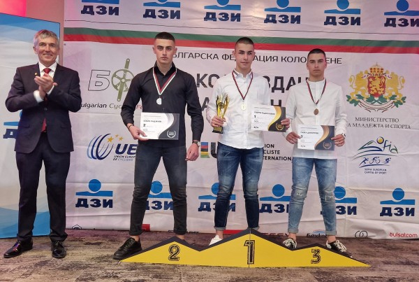 Състезателите от Казанлък обраха наградите на колоездачната федерация