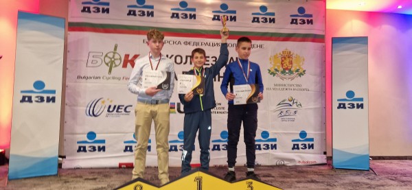 Състезателите от Казанлък обраха наградите на колоездачната федерация
