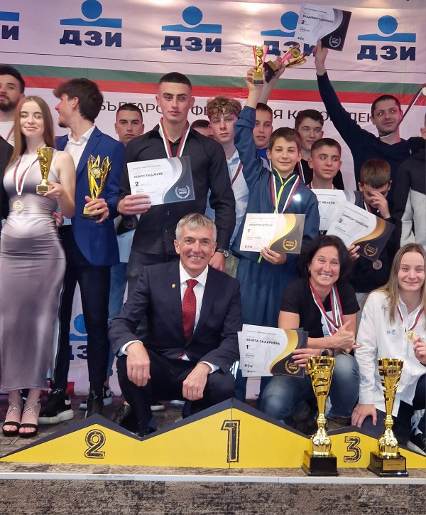Състезателите от Казанлък обраха наградите на колоездачната федерация