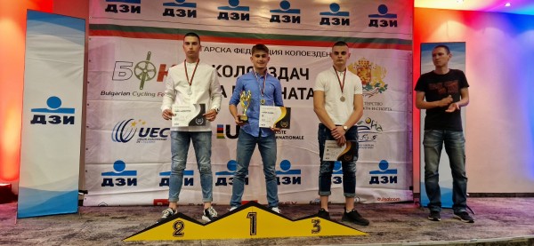 Състезателите от Казанлък обраха наградите на колоездачната федерация