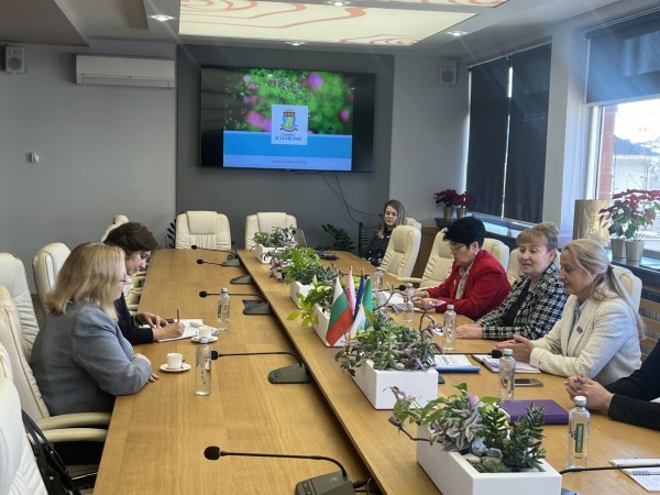 Посланикът на Ирландия на посещение в Града на розите 