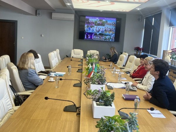 Посланикът на Ирландия на посещение в Града на розите 