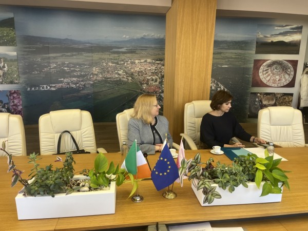 Посланикът на Ирландия на посещение в Града на розите 