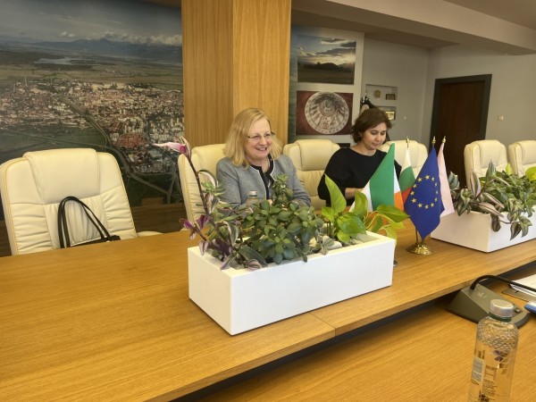 Посланикът на Ирландия на посещение в Града на розите 