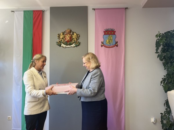 Посланикът на Ирландия на посещение в Града на розите 