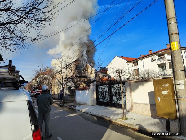 Покрив на къща горя в Казанлък