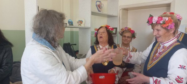 „Жените на Казанлък“ и Тракийско дружество „Капитан Петко войвода“ поздравиха екипа на Родилното отделение в Казанлък 