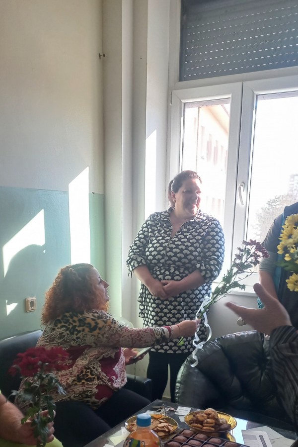 „Жените на Казанлък“ и Тракийско дружество „Капитан Петко войвода“ поздравиха екипа на Родилното отделение в Казанлък 