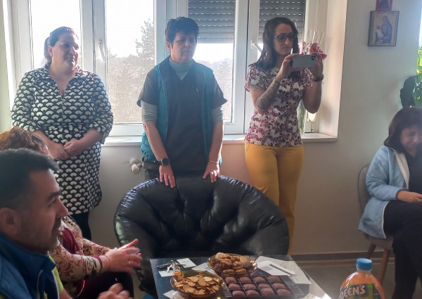 „Жените на Казанлък“ и Тракийско дружество „Капитан Петко войвода“ поздравиха екипа на Родилното отделение в Казанлък 