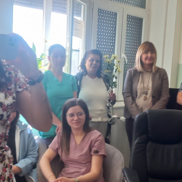 „Жените на Казанлък“ и Тракийско дружество „Капитан Петко войвода“ поздравиха екипа на Родилното отделение в Казанлък 