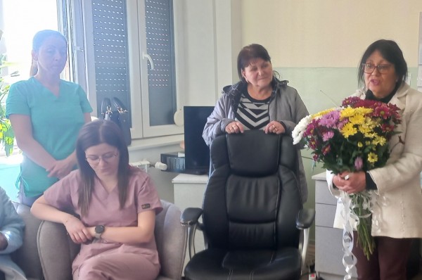 „Жените на Казанлък“ и Тракийско дружество „Капитан Петко войвода“ поздравиха екипа на Родилното отделение в Казанлък 