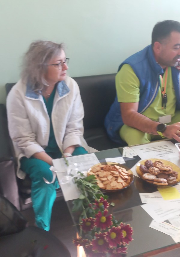 „Жените на Казанлък“ и Тракийско дружество „Капитан Петко войвода“ поздравиха екипа на Родилното отделение в Казанлък 