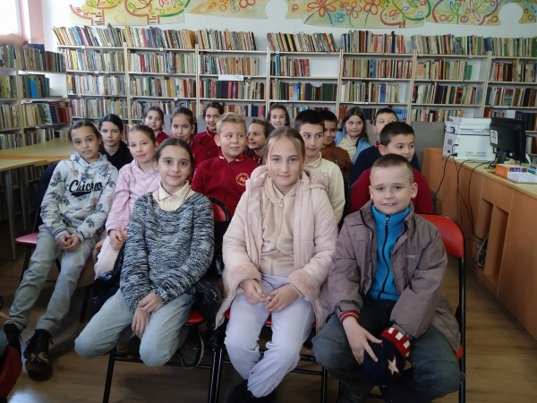 Ученици от ПГЛПТ представиха в библиотека “Искра“ презентация, посветена на “Бележити български личности“