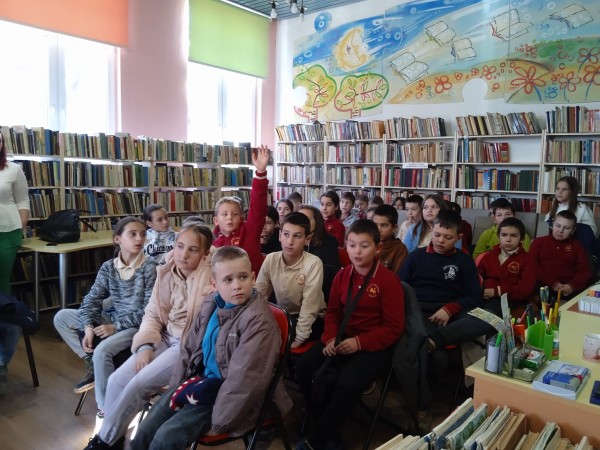 Ученици от ПГЛПТ представиха в библиотека “Искра“ презентация, посветена на “Бележити български личности“