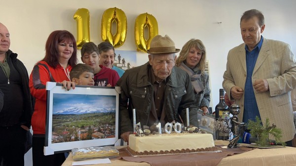 На 100 години и един месец от живота си тръгна най- старият туриец / Новини от Казанлък