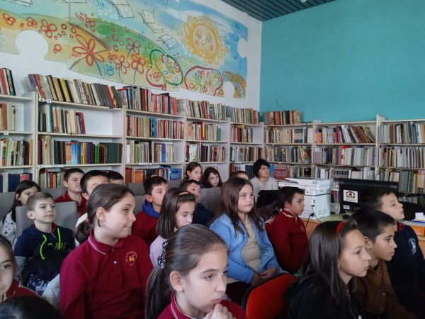 Ученици от ПГЛПТ представиха в библиотека “Искра“ презентация, посветена на “Бележити български личности“